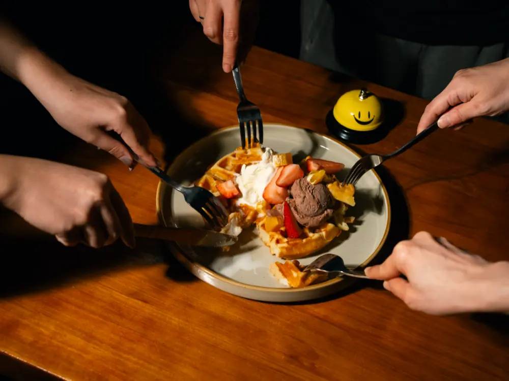 Sharing plates at a Notes table