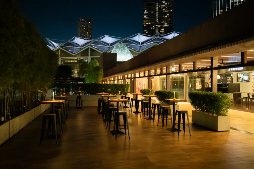 Open air seating at Notes, Millenia Walk